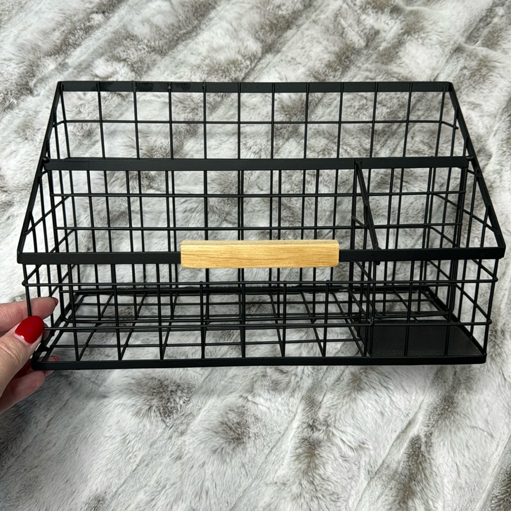 Metal wired organizer